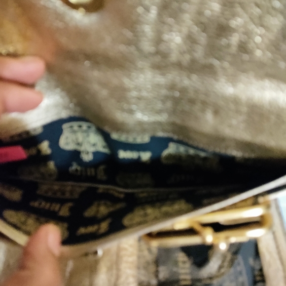 Juicy Couture Wallet Clutch Billfold Gold Leather Turn Lock Chain Detail  Y2k - Picture 8 of 9